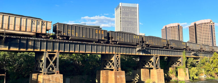Vagones de ferrocarril de carga en el puente de Richmond.