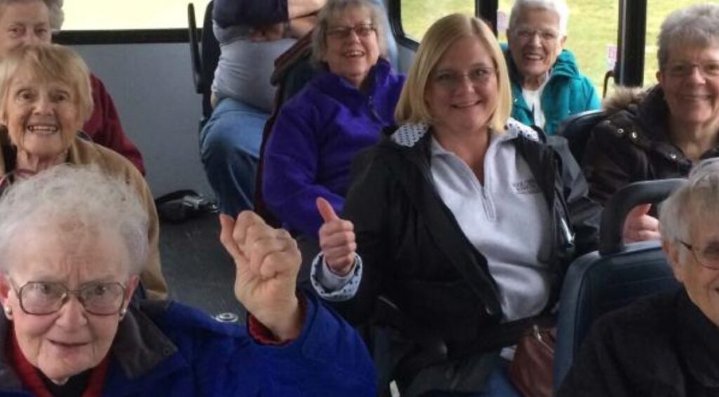 Primer plano de la gente sonriendo en el autobús.