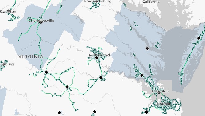 Mapa blanco y gris de Virginia. Primer plano de las carreteras Fredericksburg, Richmond, Charlottesville y Hampton