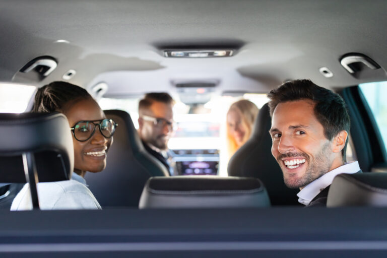 Cuatro personas en carpool.