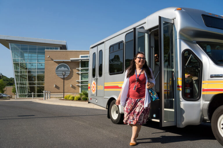 Mujer bajando de autobús británico