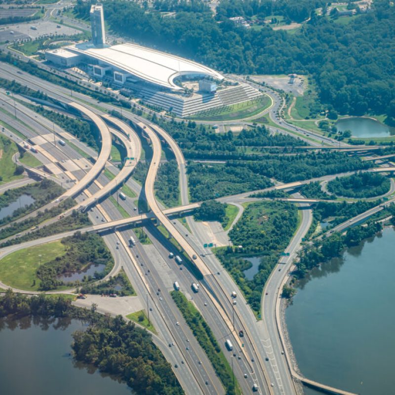 Vista aérea del avión del dron del paisaje urbano cerca de Oxon Hill en Washington DC